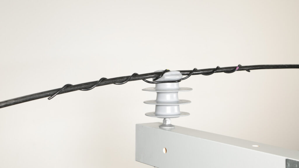Side tie for overhead transmission lines