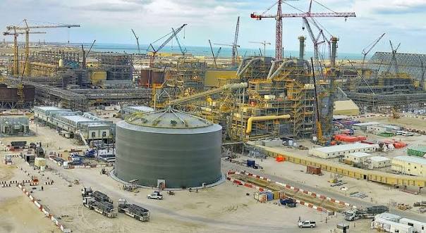 Alumina refinery integrated with power distribution equipment