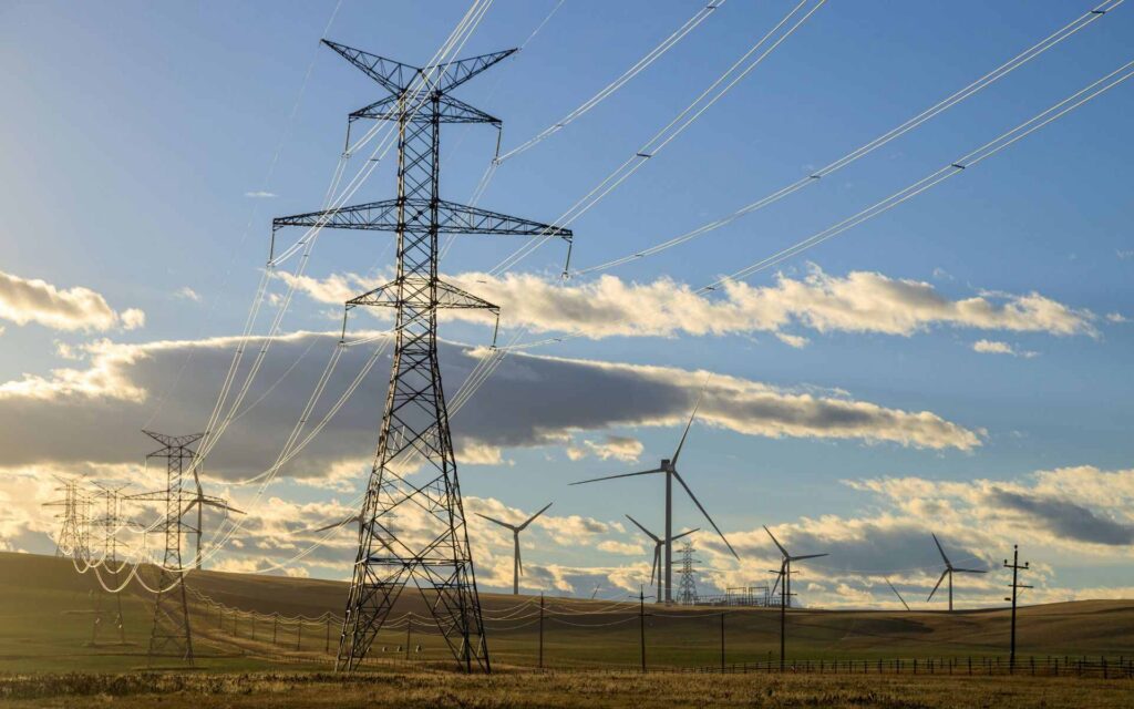 Long-distance transmission network supported by wind turbines